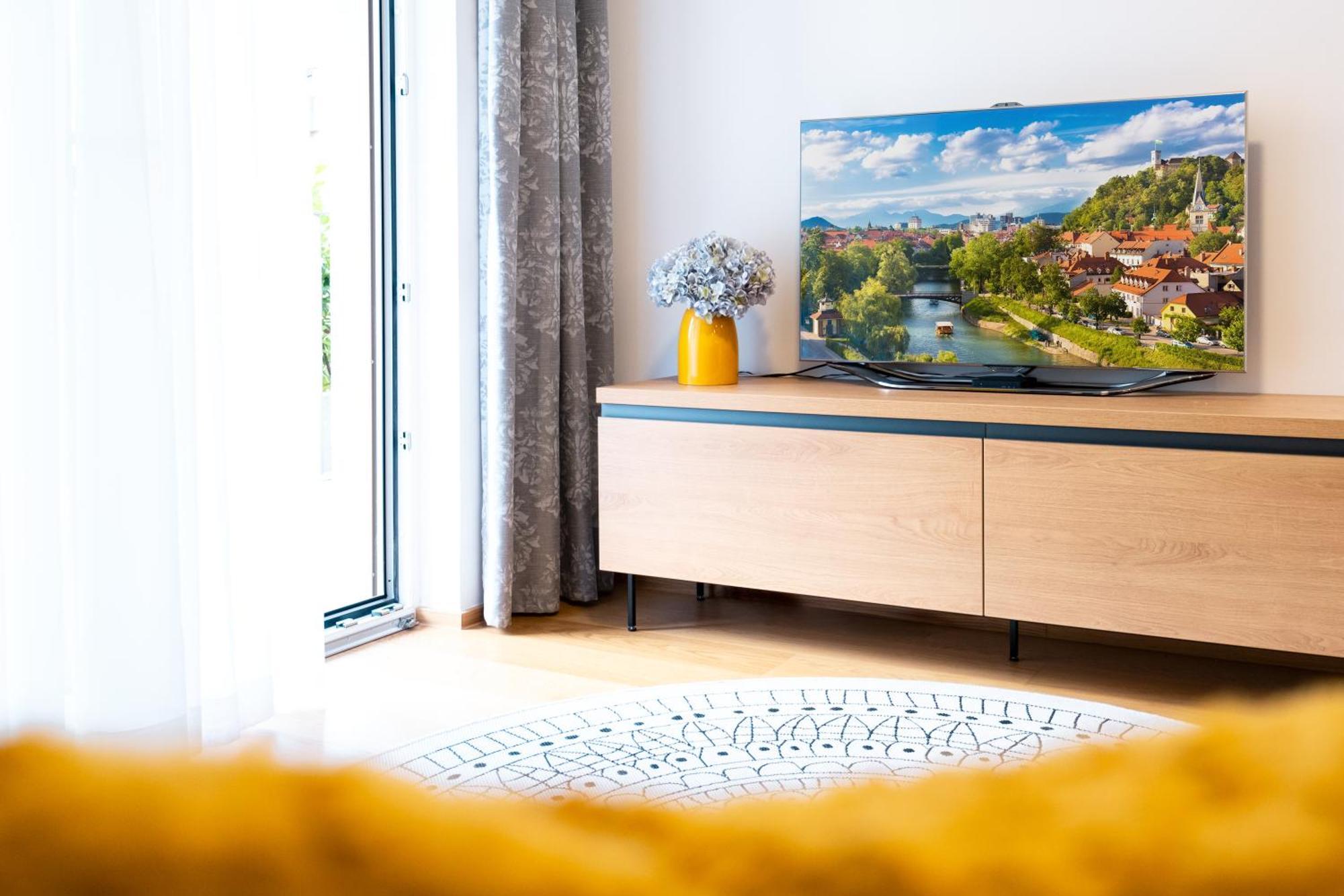 Masarykova Residence - Modern 1-Bedroom In City Center & Free Parking Ljubljana Bagian luar foto
